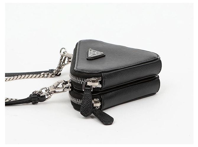 Prada Mini Bolsa Saffiano Triangle Preta - vista 4