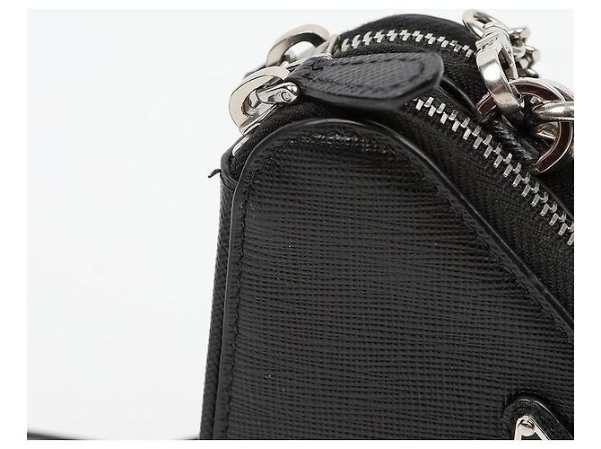 Prada Mini Bolsa Saffiano Triangle Preta - vista 5