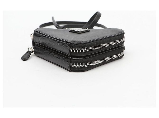 Prada Mini Bolsa Saffiano Triangle Preta - vista 6