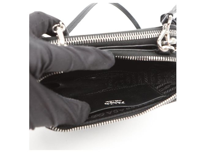Prada Mini Bolsa Saffiano Triangle Preta - vista 7