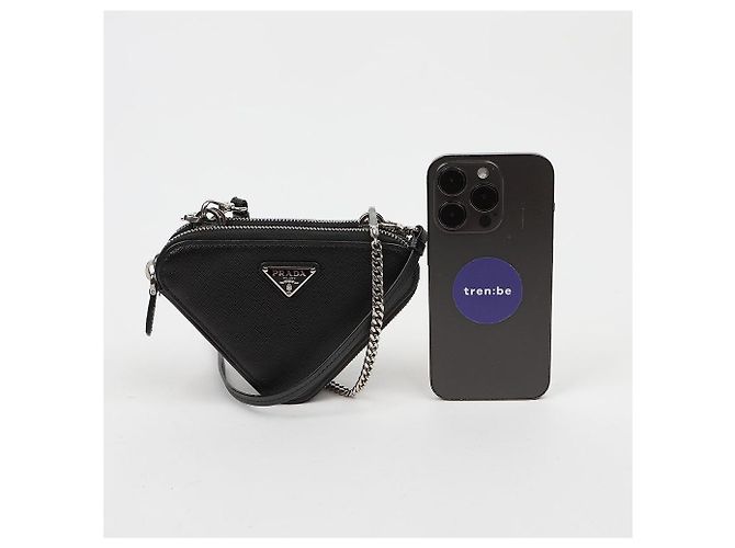 Prada Mini Bolsa Saffiano Triangle Preta - vista 8