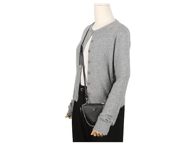 Prada Mini Bolsa Saffiano Triangle Preta - vista 9