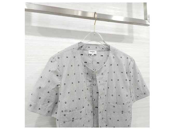 Chanel Camicia a maniche corte in cotone con camelia e righe CC Mark - vista 3