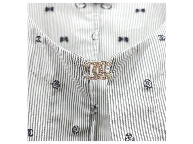 Chanel Camicia a maniche corte in cotone con camelia e righe CC Mark - vista 4