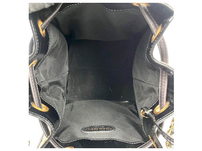 Chanel Bolsa de ombro bucket em verniz preto - vista 12