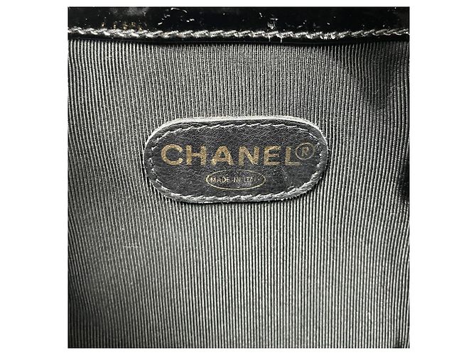 Chanel Bolsa de ombro bucket em verniz preto - vista 13