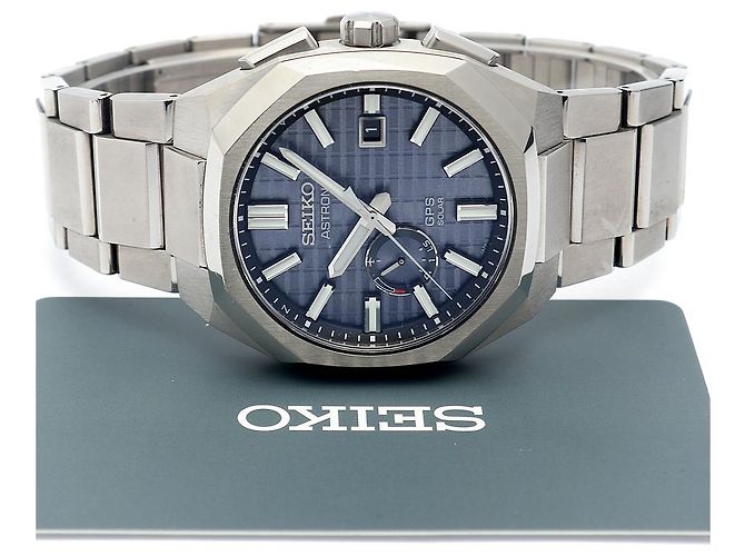 Seiko Orologio da uomo Astron GPS Solar Titanium Blue Hard Coating - vista 4