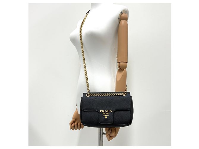 Prada Borsa a tracolla con patta e catena in Saffiano Nero - vista 2