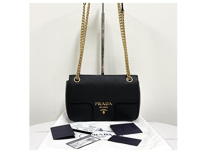 Prada Borsa a tracolla con patta e catena in Saffiano Nero - vista 4