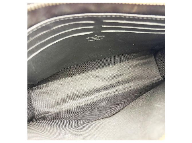 Louis Vuitton Pochette Voyage MM en toile Monogram Eclipse - vue 7
