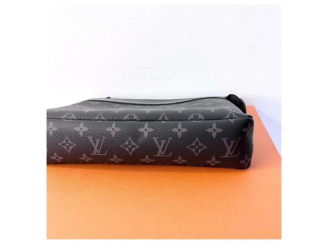Louis Vuitton Clutch Pochette Voyage Supl Monogram Eclipse Pouch - vue 10