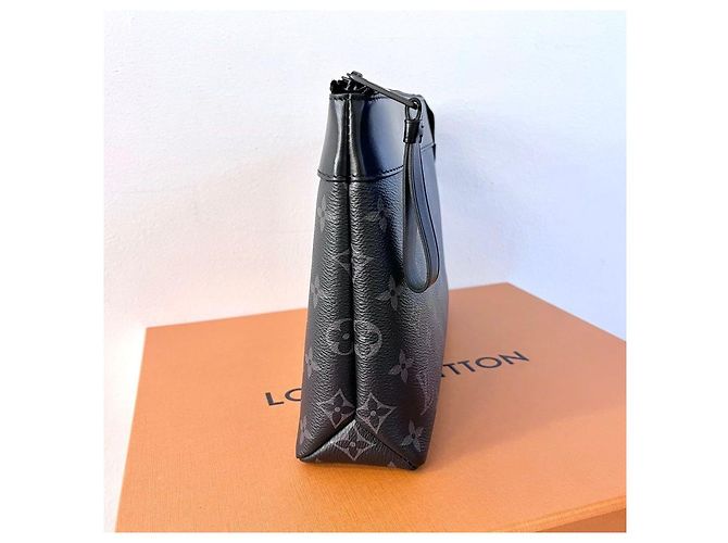 Louis Vuitton Clutch Pochette Voyage Supl Monogram Eclipse Pouch - vue 7