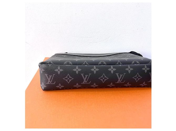Louis Vuitton Clutch Pochette Voyage Supl Monogram Eclipse Pouch - vue 9