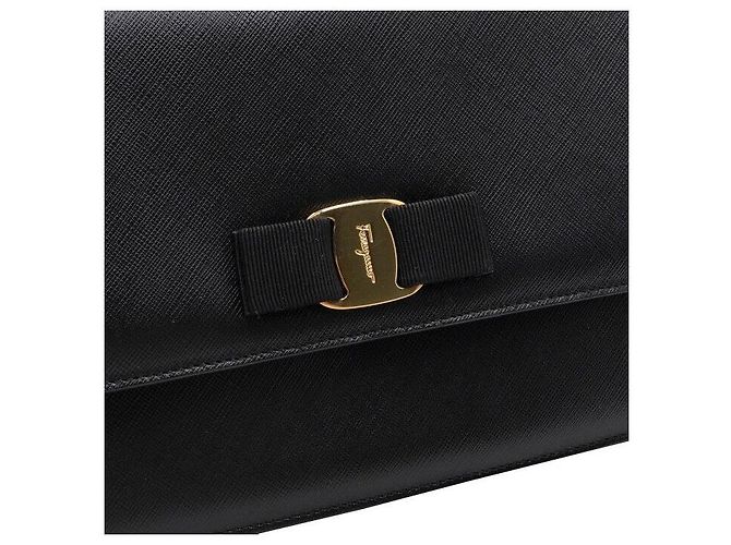 Salvatore Ferragamo Borsa a tracolla GINNY nera con catena dorata - vista 10
