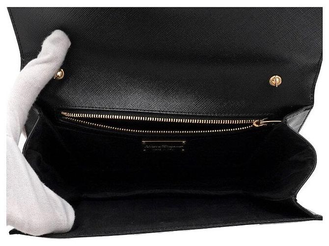 Salvatore Ferragamo Borsa a tracolla GINNY nera con catena dorata - vista 6