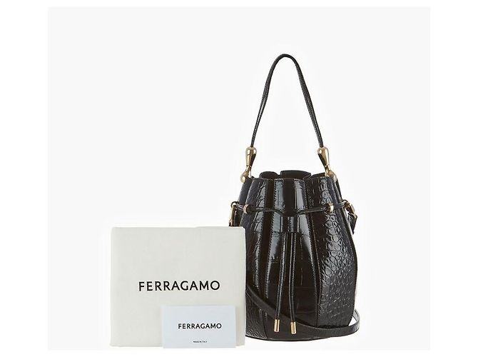 Salvatore Ferragamo Borsa a secchiello media da spalla con logo embossed effetto coccodrillo - vista 9