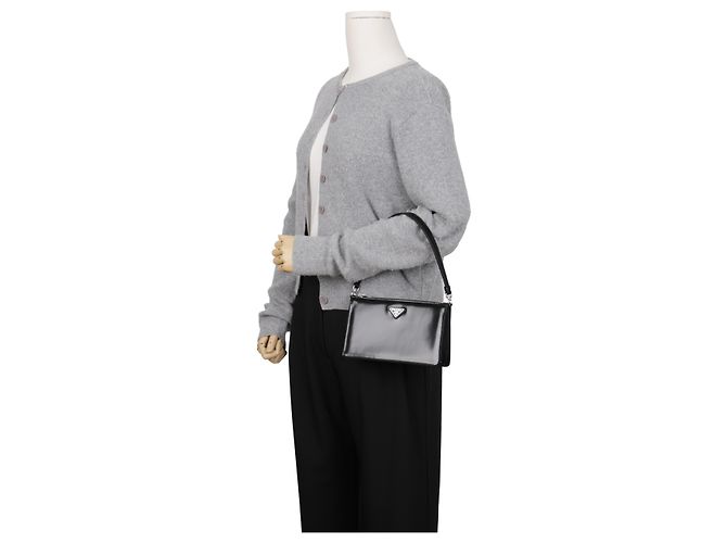 Prada Brushed Mini Bag mit Dreieckslogo Schwarz - Ansicht 10