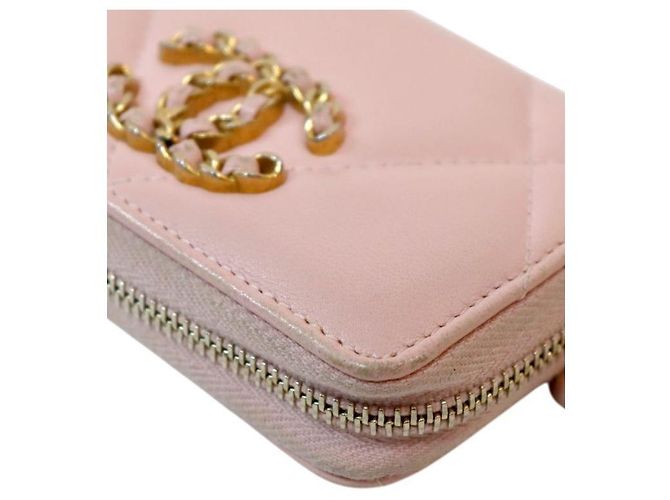 Chanel Portefeuille porte-cartes zippé en agneau rose - vue 6