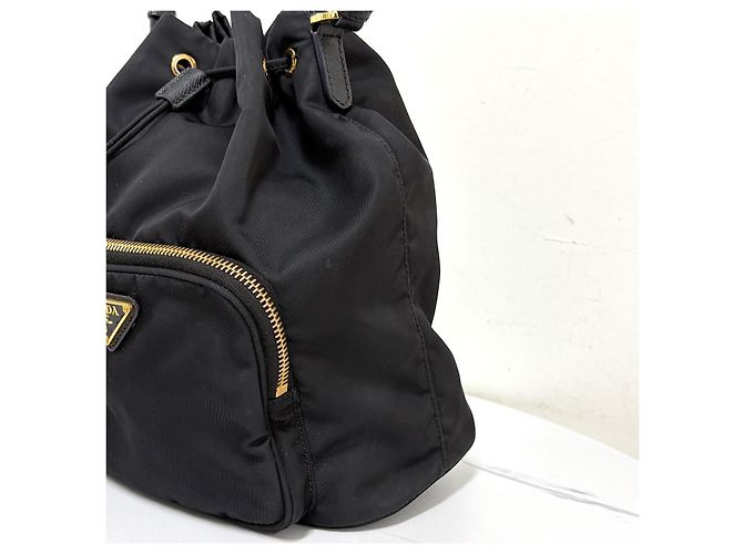 Prada Borsa a Secchiello in Nylon con Logo Triangle Large Nera - vista 11