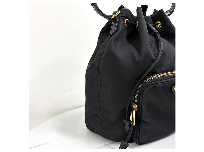 Prada Borsa a Secchiello in Nylon con Logo Triangle Large Nera - vista 12