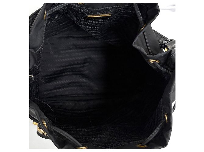 Prada Borsa a Secchiello in Nylon con Logo Triangle Large Nera - vista 14