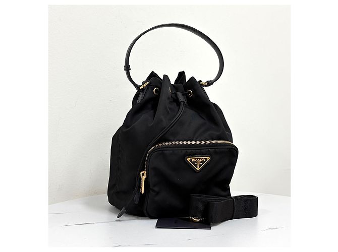 Prada Borsa a Secchiello in Nylon con Logo Triangle Large Nera - vista 3