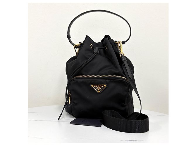 Prada Borsa a Secchiello in Nylon con Logo Triangle Large Nera - vista 5