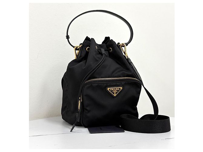 Prada Borsa a Secchiello in Nylon con Logo Triangle Large Nera - vista 6