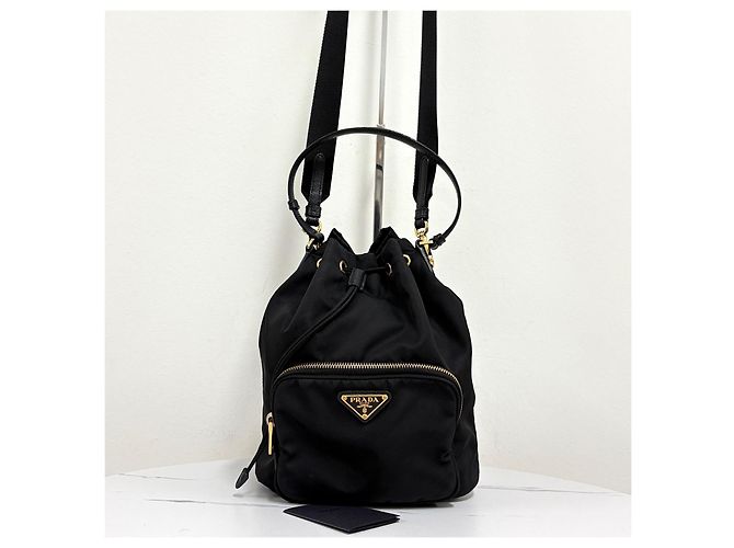 Prada Borsa a Secchiello in Nylon con Logo Triangle Large Nera - vista 7