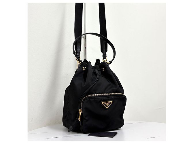 Prada Borsa a Secchiello in Nylon con Logo Triangle Large Nera - vista 8
