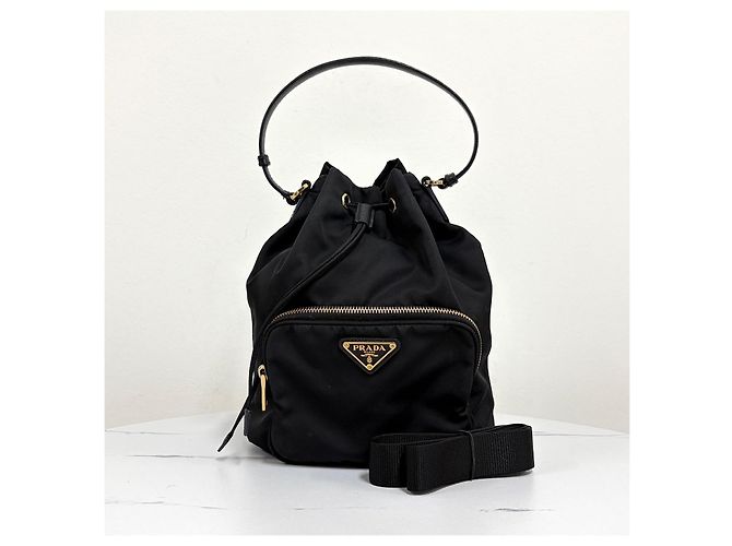 Prada Borsa a Secchiello in Nylon con Logo Triangle Large Nera - vista 9
