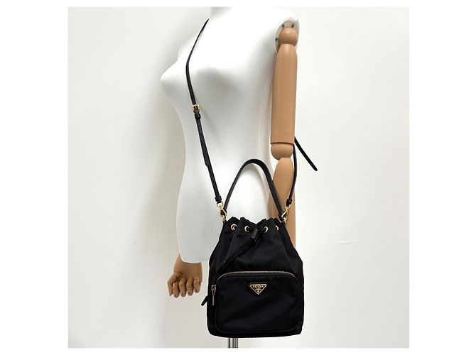 Prada Borsa bucket in nylon con logo triangolare Nero - vista 2