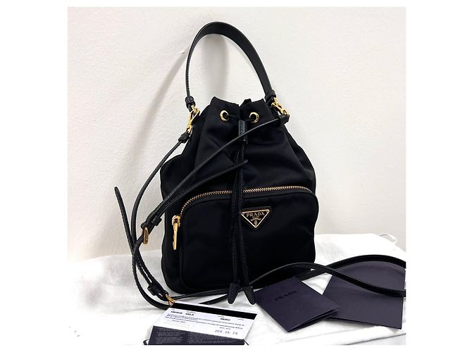Prada Borsa bucket in nylon con logo triangolare Nero - vista 3