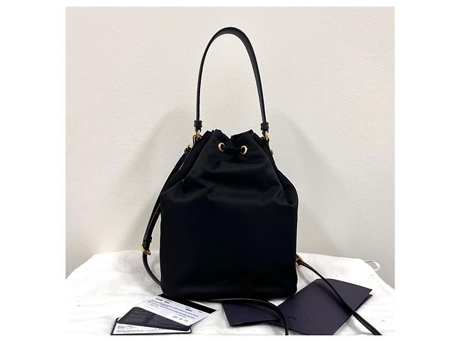 Prada Borsa bucket in nylon con logo triangolare Nero - vista 4