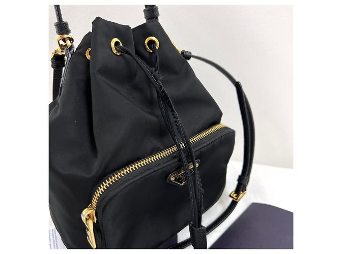 Prada Borsa bucket in nylon con logo triangolare Nero - vista 6