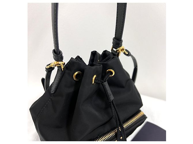 Prada Borsa bucket in nylon con logo triangolare Nero - vista 7