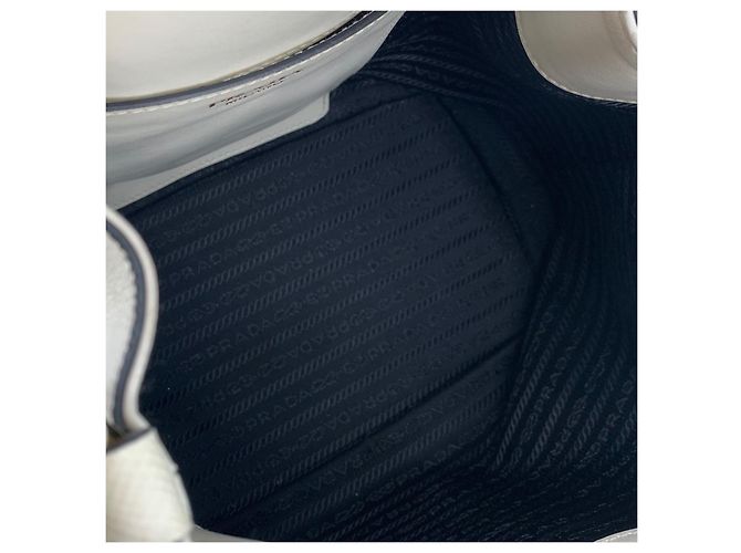 Prada Saffiano Bucket Bag mit Dreieckslogo - Ansicht 7
