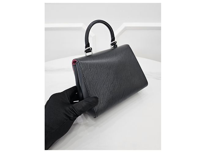Louis Vuitton Epi Mini Cluny - vista 3