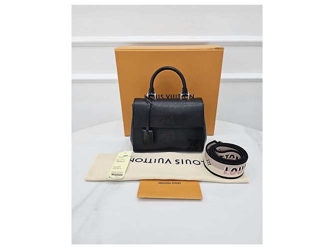 Louis Vuitton Epi Mini Cluny - vista 9