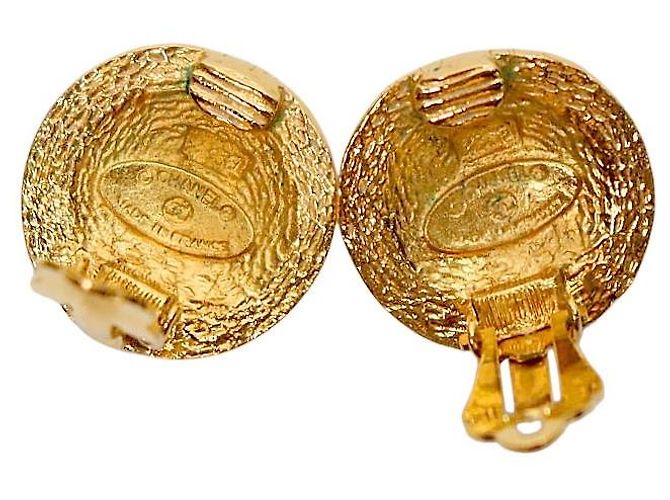 Brincos Chanel dourados em metal - vista 4