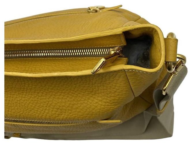 Prada Borsa a tracolla con tasca zip in pelle Vitello Daino Mustard - vista 18