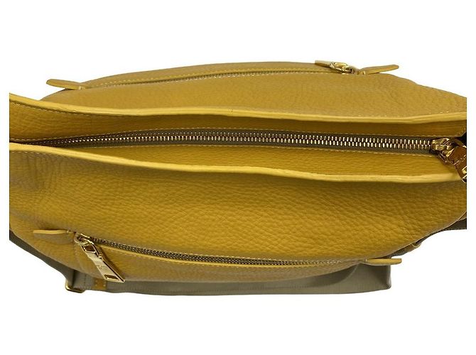 Prada Borsa a tracolla con tasca zip in pelle Vitello Daino Mustard - vista 19