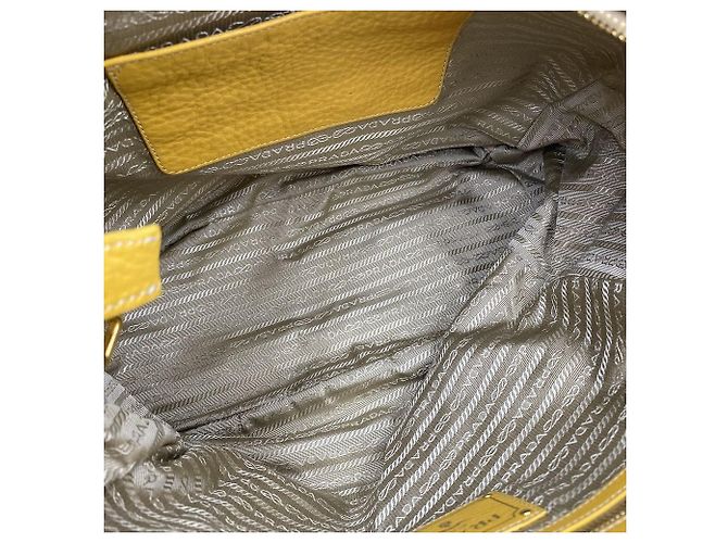 Prada Borsa a tracolla con tasca zip in pelle Vitello Daino Mustard - vista 21