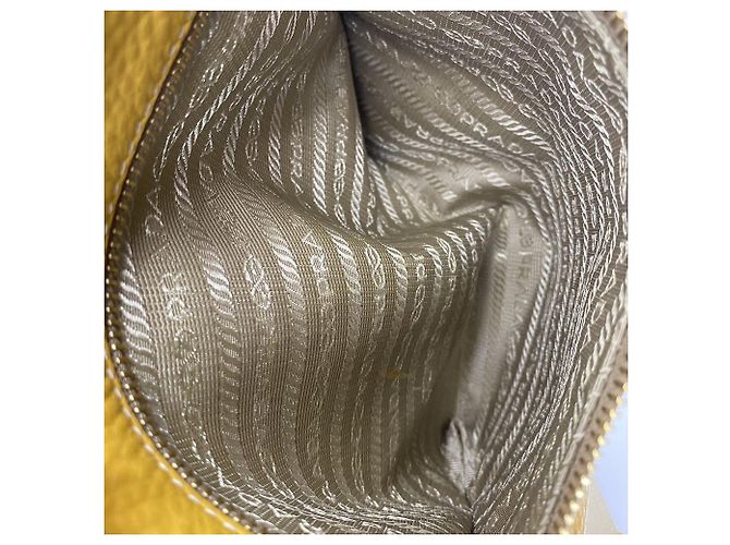 Prada Borsa a tracolla con tasca zip in pelle Vitello Daino Mustard - vista 22