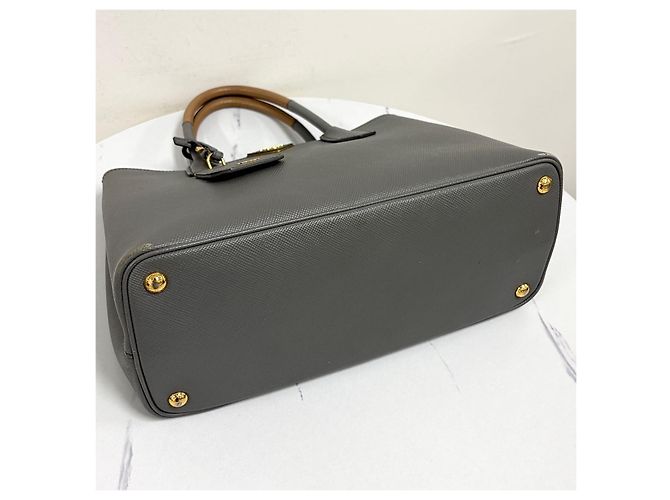Prada Bolso Tote Doble de Saffiano Bolso de Hombro Medium - vista 10