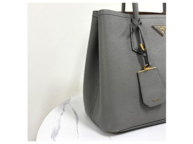 Prada Bolso Tote Doble de Saffiano Bolso de Hombro Medium - vista 9
