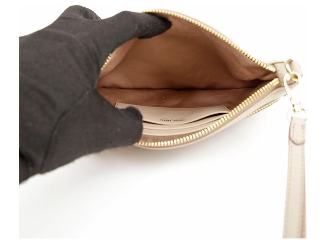 Clutch Miu Miu Logo Strap in pelle marrone - vista 7