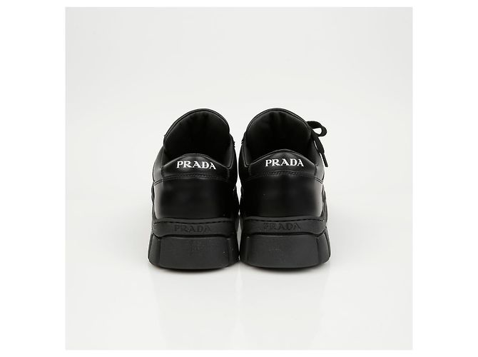 Prada Leder-Sneaker mit Triangle-Logo Schwarz - Ansicht 7