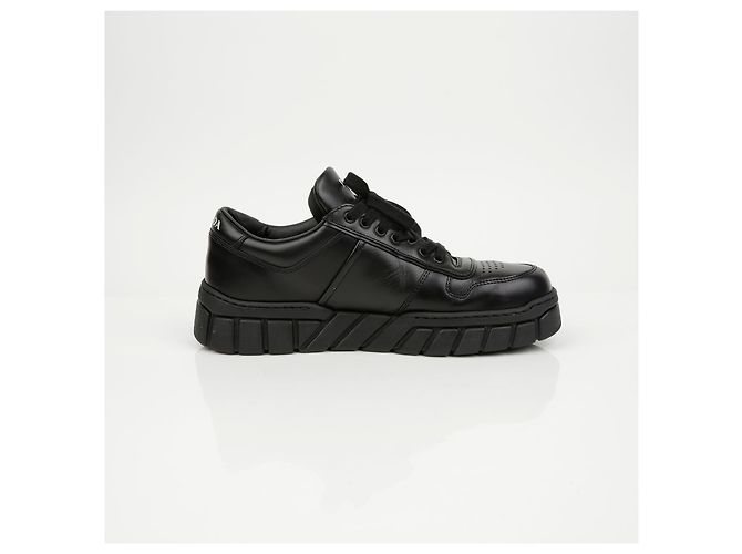 Prada Leder-Sneaker mit Triangle-Logo Schwarz - Ansicht 8
