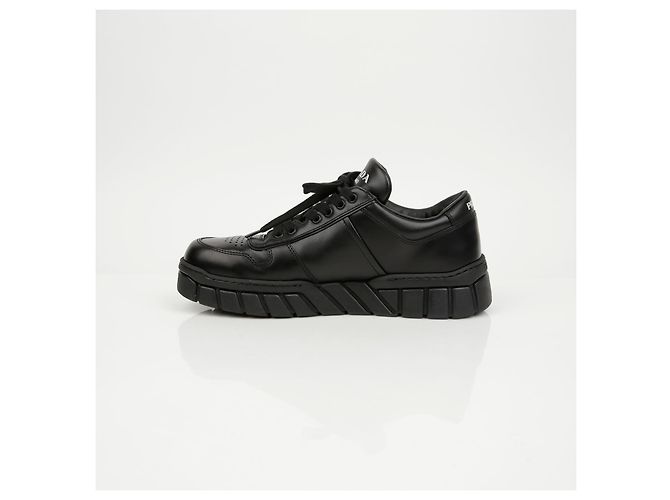 Prada Leder-Sneaker mit Triangle-Logo Schwarz - Ansicht 9